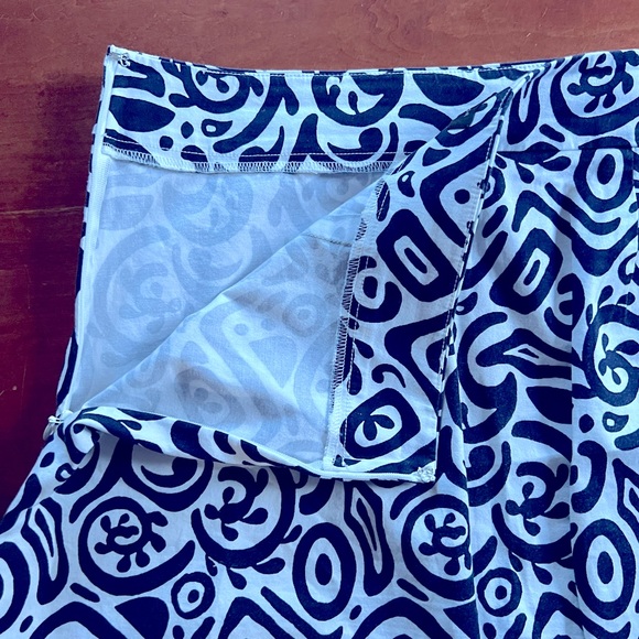 Ann Taylor Factory Skirt, Navy Blue and White abstract print, Size 8. - Picture 3 of 5